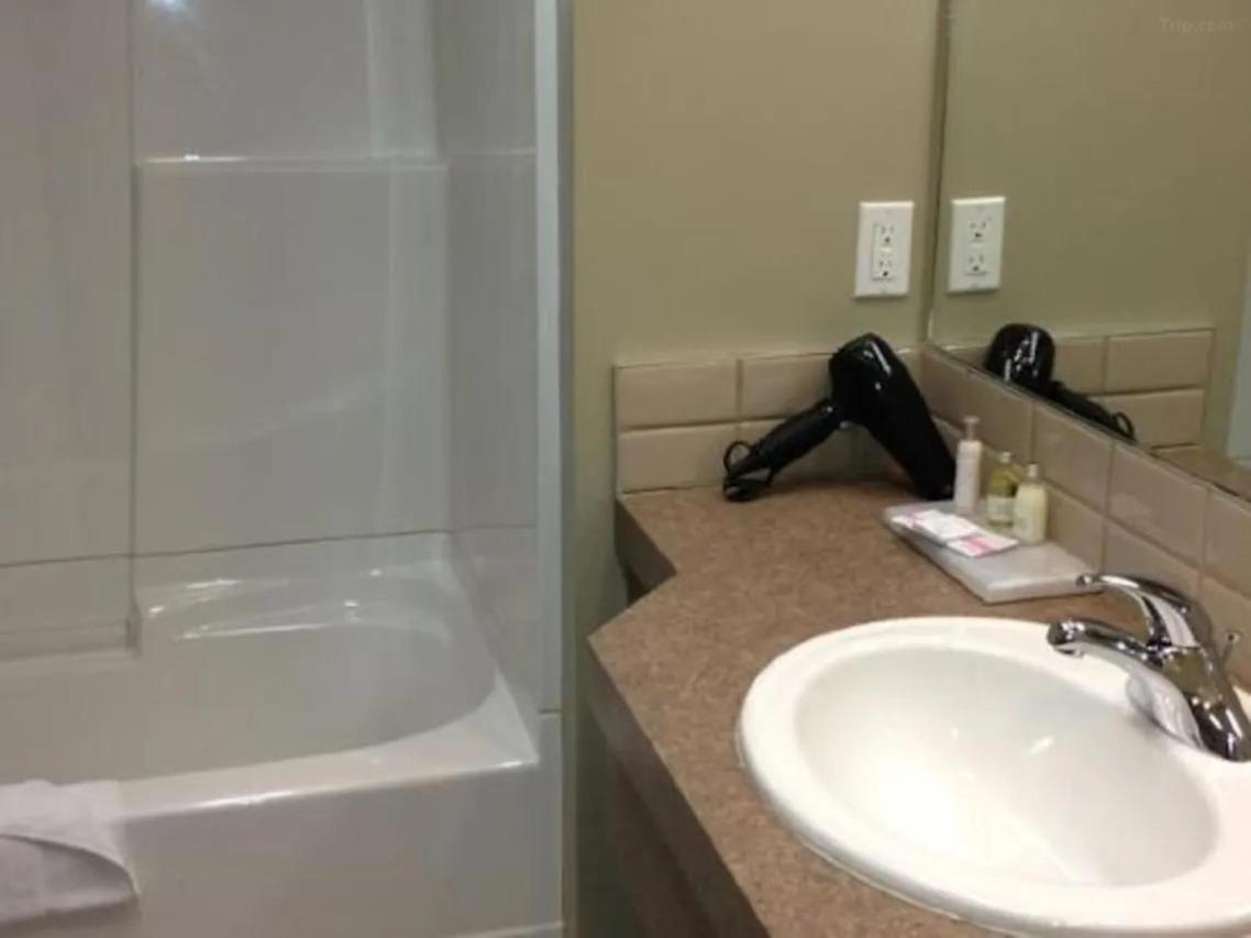 Radisson Hotel Fort St John Fort St. John ภายนอก รูปภาพ
